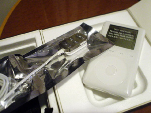 Photo: iPod 2003. Osaka, Japan, Sony Cyber-shot U10, 5mm(33mm)/F2.8, JPEG.