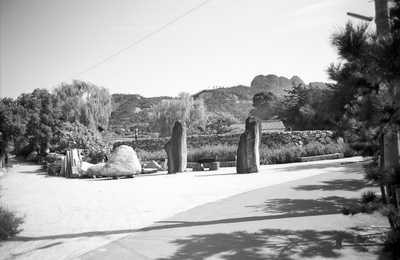 Photo: 外から眺めたイサム・ノグチ庭園美術館 2006. Kagawa, Japan, Zeiss Ikon, Carl Zeiss Biogon T* 2.8/28(ZM), Kodak 400TX