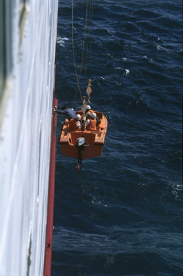 Photo:危険を冒して、救助艇を降ろす。 2004. Japan, Contax RX, Carl Zeiss Vario-Sonnar T* 35-135mm/F3.3-4.5(MM), Kodak EB-3